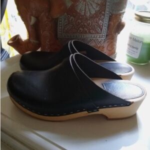 Swedish Hasbeens clogs 38 EUC Black